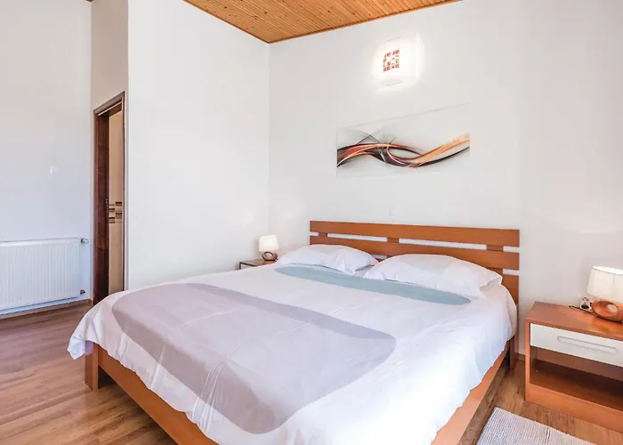 Stunning Home In Banjol * Banjol