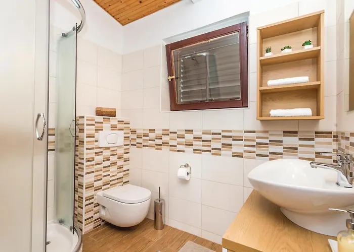 Stunning Home In Banjol * Banjol