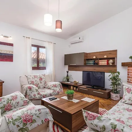Cozy Home In Banjol With Wifi